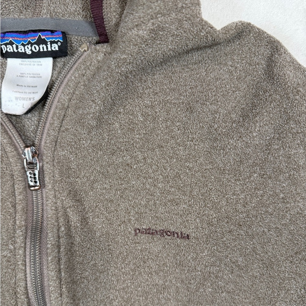 Patagonia Women’s Large Taupe Fleece Jacket with Maroon Trim - Picture 5 of 8